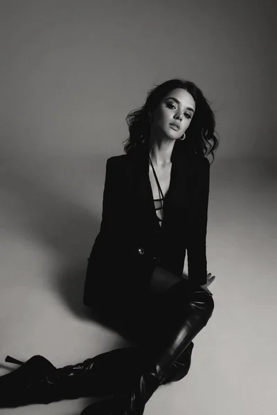 エレガントな黒のランジェリーとスタジオでポーズをとるジャケットで暗い髪の美しい女性のファッション屋外写真 — ストック写真
