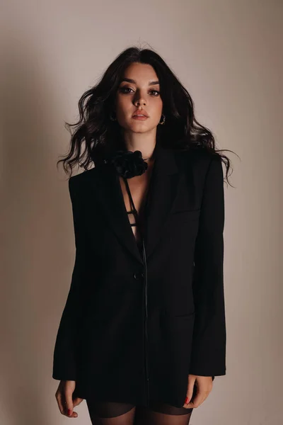Güzel Siyah Saçlı Zarif Siyah Çamaşırlı Ceketli Bir Kadının Stüdyoda — Stok fotoğraf