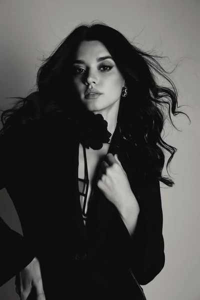 エレガントな黒のランジェリーとスタジオでポーズをとるジャケットで暗い髪の美しい女性のファッション屋外写真 — ストック写真