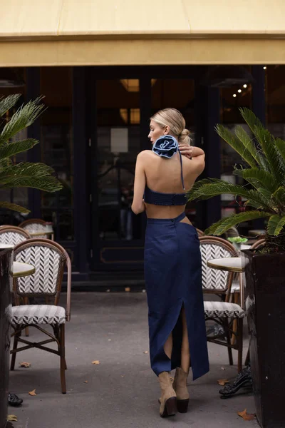 巴黎咖啡馆里穿着华丽服装的金发美女的户外时尚照片 — 图库照片