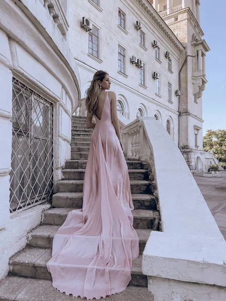 Foto Aire Libre Moda Mujer Hermosa Con Pelo Rubio Vestido — Foto de Stock