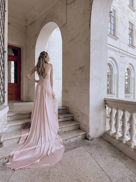 Moda Foto Livre Mulher Bonita Com Cabelo Loiro Vestido Seda — Fotografia de Stock