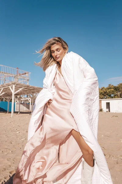 Foto Moda Aire Libre Mujer Hermosa Con Pelo Rubio Vestido —  Fotos de Stock