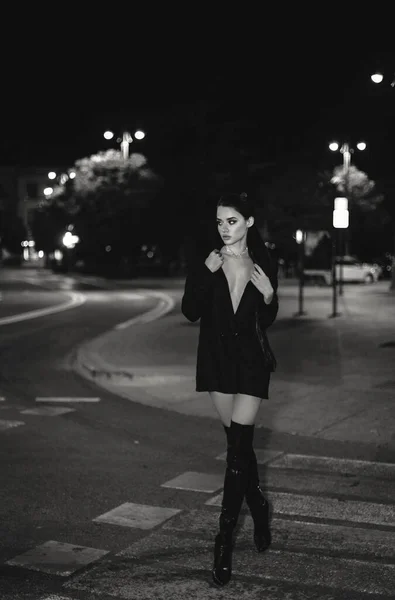 夜の街を歩くエレガントな衣装で暗い髪の美しい女性のファッション屋外写真 — ストック写真