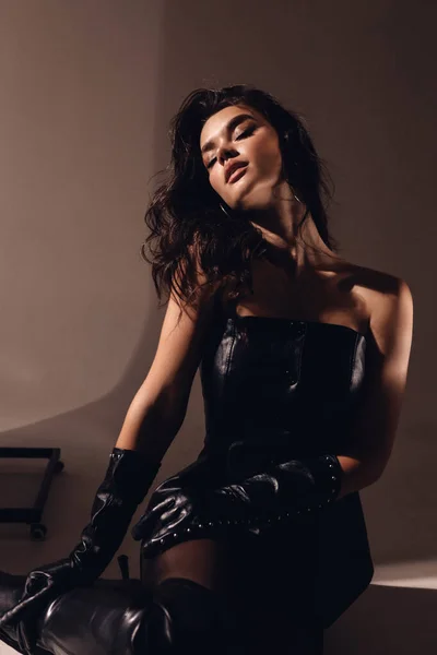 Foto Moda Hermosa Mujer Con Pelo Oscuro Traje Elegante Guantes —  Fotos de Stock