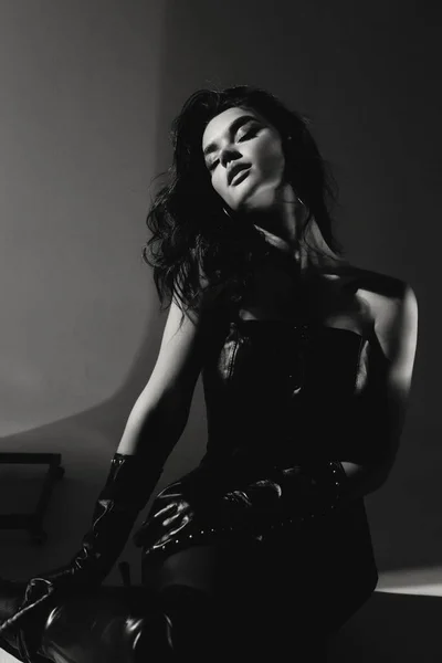 Fashion Photo Beautiful Woman Dark Hair Elegant Outfit Leather Gloves — Stock Photo, Image