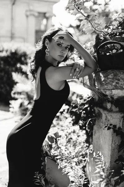Модна Зовнішня Фотографія Красивої Жінки Темним Волоссям Елегантній Чорній Сукні — стокове фото