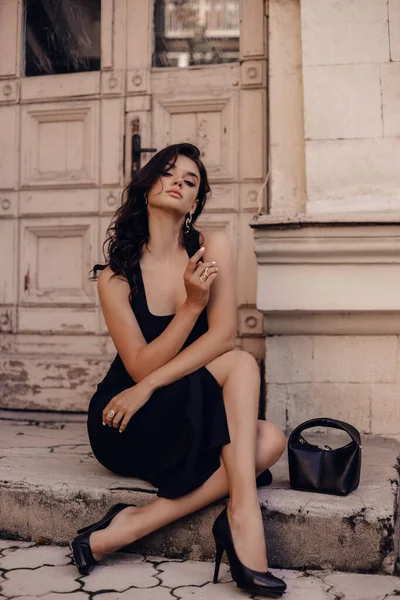 Siyah Saçlı Şık Siyah Elbiseli Aksesuarlı Güzel Bir Kadının Şehir — Stok fotoğraf