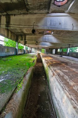 Artık kullanılmayan binayı