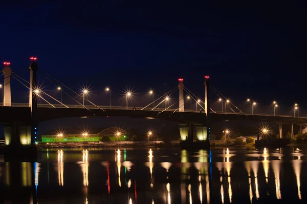 Volga river bron på natten — Stockfoto