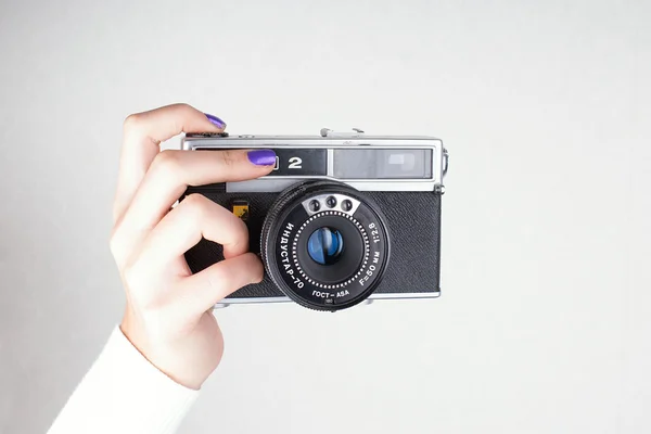 Camera in hand — Stockfoto