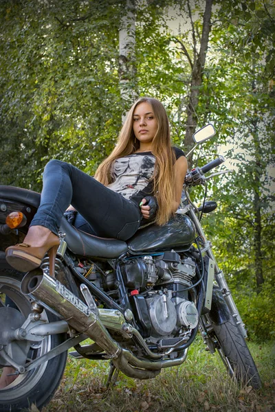 Giovane ragazza una moto — Foto Stock