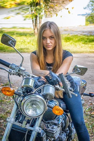 Flicka en motorcykel — Stockfoto