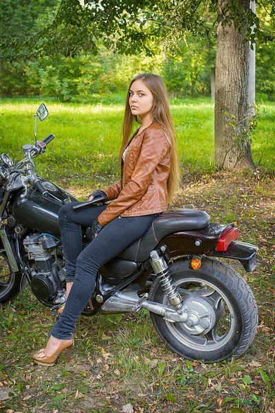 Ung flicka en motorcykel — Stockfoto