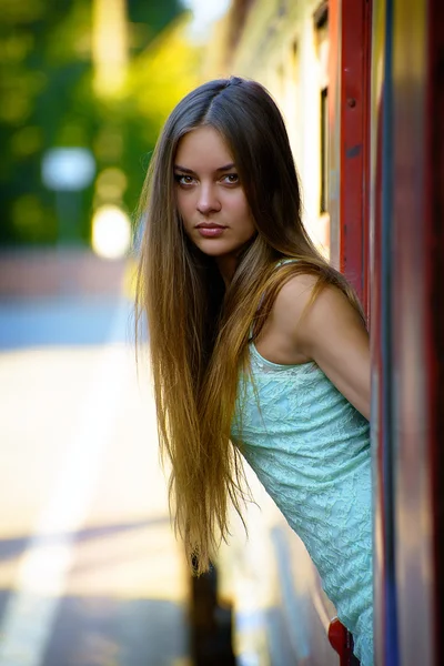 Girl on the cityscape background — Stock Photo, Image