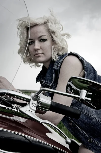 Meisje op een motorfiets — Stockfoto