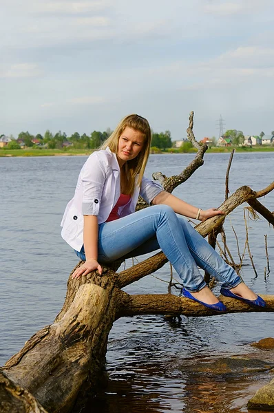 Fata de pe malul râului — Fotografie, imagine de stoc