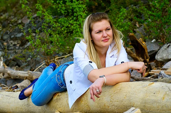 Girl on the bank of the river — Stock Photo, Image