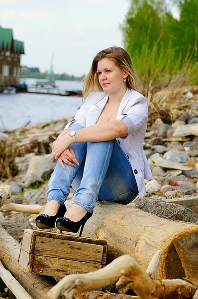 Chica en la orilla del río — Foto de Stock