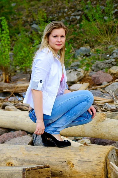 Girl on the bank of the river — Stock Photo, Image