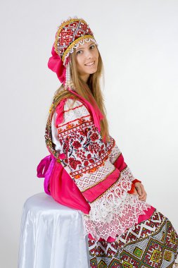 Kız ulusal kostüm
