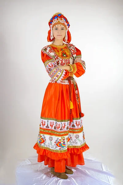 Девушка в национальном костюме — стоковое фото