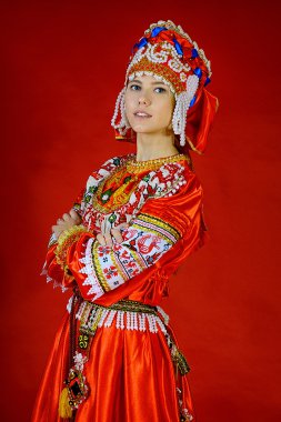 Kız ulusal kostüm