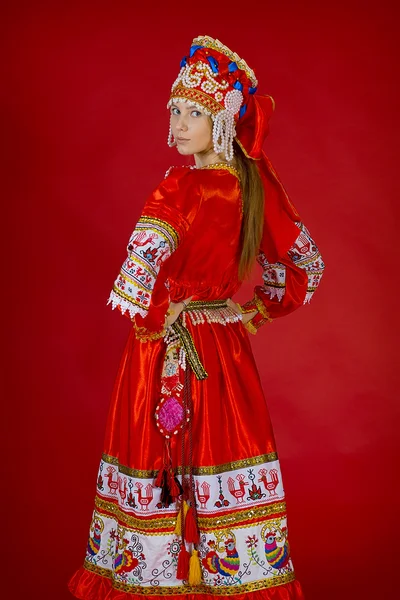 Девушка в национальном костюме — стоковое фото