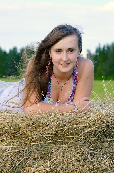 Dívka v poli — Stock fotografie