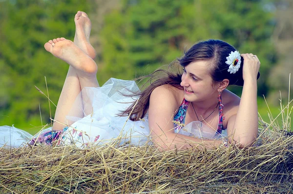 Girl in a field — Stock Photo, Image