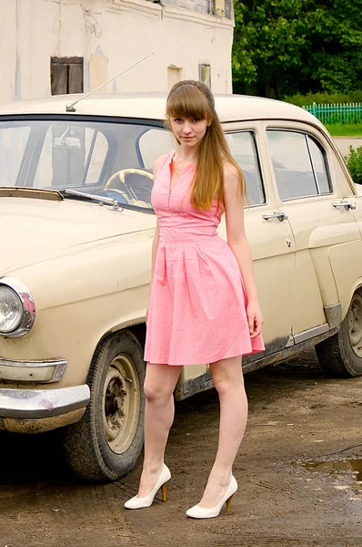 Menina e carro — Fotografia de Stock