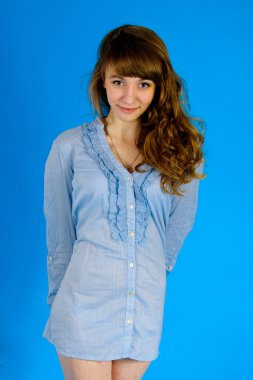 kız mavi bir arka plan üzerinde