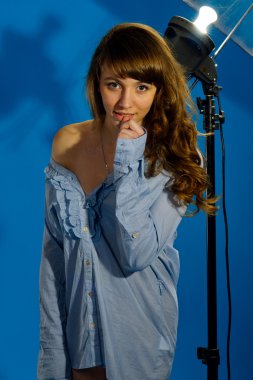 kız mavi bir arka plan üzerinde