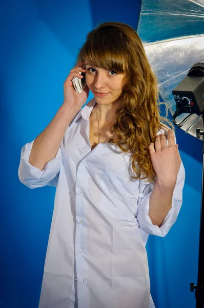 Menina em um fundo azul — Fotografia de Stock