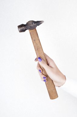Elinde çekiç