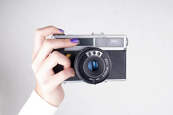 Fotoaparát v ruce — Stock fotografie