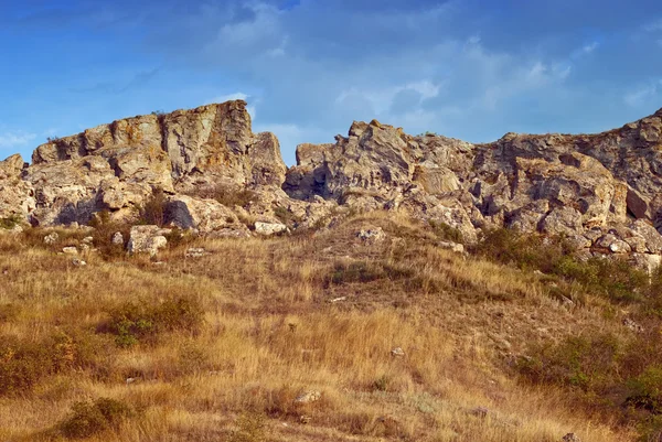 Rocce dorate ed erba della penisola di Crimea, Ucraina — Foto Stock