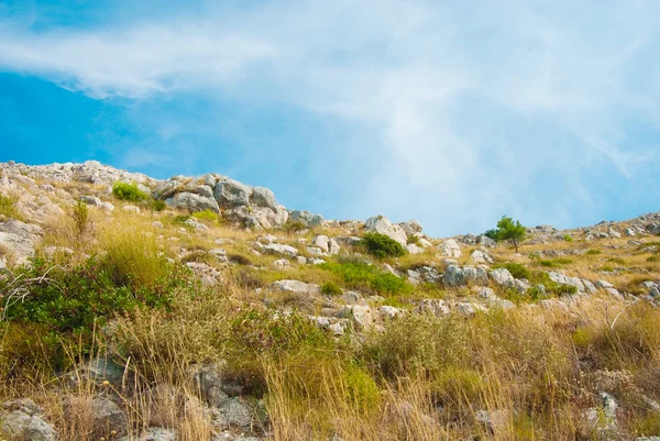 Colline secche sotto il cielo blu — Foto Stock