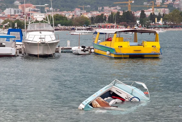 Bateau à moteur mal attaché est coulé après une petite tempête — Photo