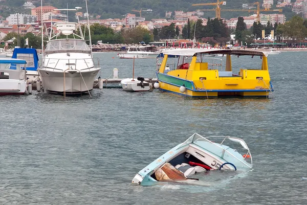 Schlecht angebundenes Motorboot versinkt nach kleinem Sturm lizenzfreie Stockfotos
