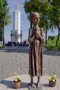 Aç kız bronz anıt ve kıtlık kurbanları Anıtı