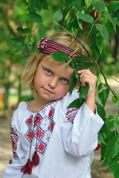 Ukrayna kostümlü kız — Stok fotoğraf