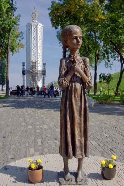 Hungry girl bronze monument and Monument to Victims of Famine — Stock Photo, Image