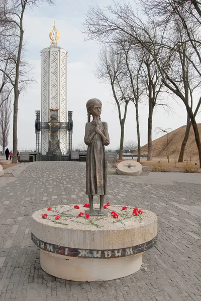 Hungry girl bronze monument and Monument to Victims of Famine — Stock Photo, Image