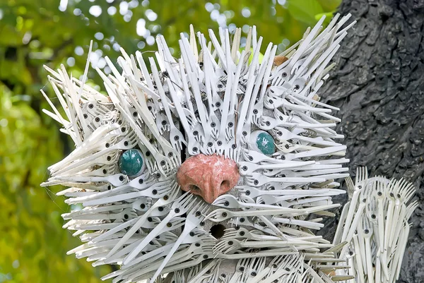 O fragmento de gatinho branco feito de garfos de plástico — Fotografia de Stock