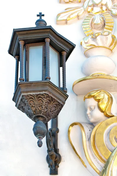 Oude lantaarn aan de muur — Stockfoto