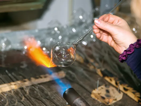 gelecekteki Noel süs şekillendirmeye yarayan cam parçası glassblower ısıtır