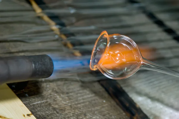 Nahaufnahme einer Flamme und schmelzendem Glasstück — Stockfoto