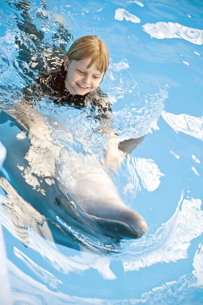 Rijden op een dolfijn — Stockfoto