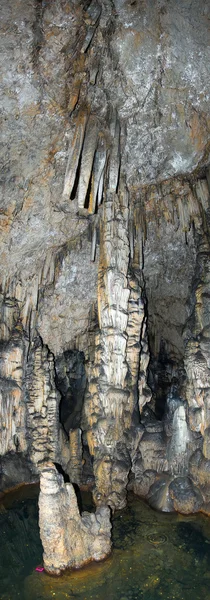 Stalagmitt og innsjøen i Psychro-grotten på Kreta i Hellas – stockfoto